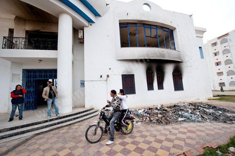 8 février : Cité Ettadhamen dans la banlieue ouest de Tunis, la municipalité a été dévastée et brûlée la nuit du 14 janvier par les gens du quartier, aujourd'hui elle est le lieu de jeux et de visites des jeunes du quartier.