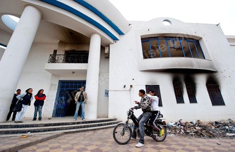 8 février : Cité Ettadhamen dans la banlieue ouest de Tunis, la municipalité a été dévastée et brûlée la nuit du 14 janvier par les gens du quartier, aujourd'hui elle est le lieu de jeux et de visites des jeunes du quartier.