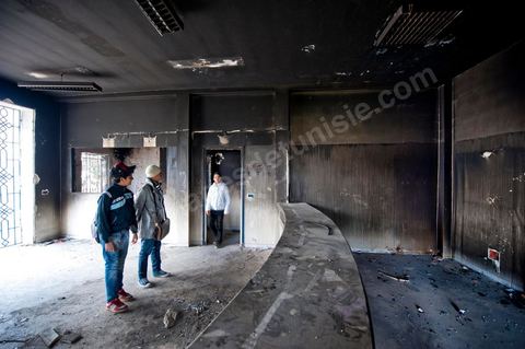 8 février : Cité Ettadhamen dans la banlieue ouest de Tunis, la municipalité a été dévastée et brûlée la nuit du 14 janvier par les gens du quartier, aujourd'hui elle est le lieu de jeux et de visites des jeunes du quartier.