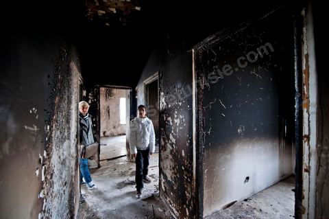 8 février : Cité Ettadhamen dans la banlieue ouest de Tunis, la municipalité a été dévastée et brûlée la nuit du 14 janvier par les gens du quartier, aujourd'hui elle est le lieu de jeux et de visites des jeunes du quartier.