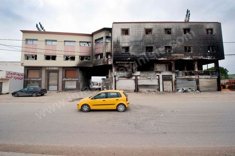 8 février : Cité Ettadhamen dans la banlieue ouest de Tunis, Show room et dépot d'une société de sanitaire sur la rue principale de la cité.