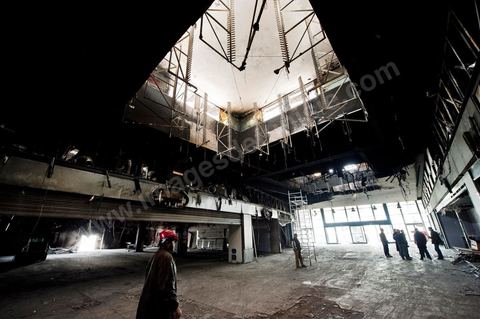8 février : lLe contre commercial avec toutes ses boutiques. Le centre commercial Tunis City et l'hypermarché Géant de Tunis. Après avoir été pillés, détruits et brûlés dasn la nuit du 14 janvier, le chantier de nettpyage puis de reconstruction a démarré, 10 mois detravaux et de reconstruction sont prévus avant sa réouverture.