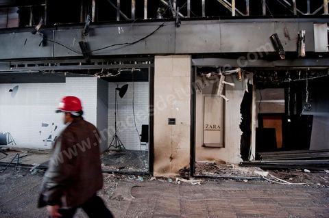 8 février : Zara dans le centre commercial Tunis City et l'hypermarché Géant de Tunis. Après avoir été pillés, détruits et brûlés dasn la nuit du 14 janvier, le chantier de nettpyage puis de reconstruction a démarré, 10 mois detravaux et de reconstruction sont prévus avant sa réouverture.