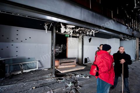 8 février : Zara dans le centre commercial Tunis City et l'hypermarché Géant de Tunis. Après avoir été pillés, détruits et brûlés dasn la nuit du 14 janvier, le chantier de nettpyage puis de reconstruction a démarré, 10 mois detravaux et de reconstruction sont prévus avant sa réouverture.