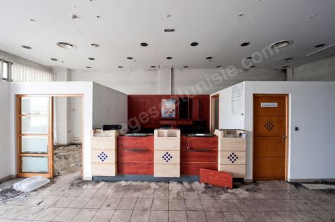 8 février : Agence bancaire de la BIAT dans le centre commercial Tunis City et l'hypermarché Géant de Tunis. Après avoir été pillés, détruits et brûlés dasn la nuit du 14 janvier, le chantier de nettpyage puis de reconstruction a démarré, 10 mois detravaux et de reconstruction sont prévus avant sa réouverture.