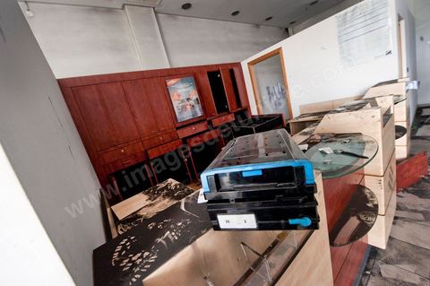 8 février : Agence bancaire de la BIAT dans le centre commercial Tunis City et l'hypermarché Géant de Tunis. Après avoir été pillés, détruits et brûlés dasn la nuit du 14 janvier, le chantier de nettpyage puis de reconstruction a démarré, 10 mois detravaux et de reconstruction sont prévus avant sa réouverture.