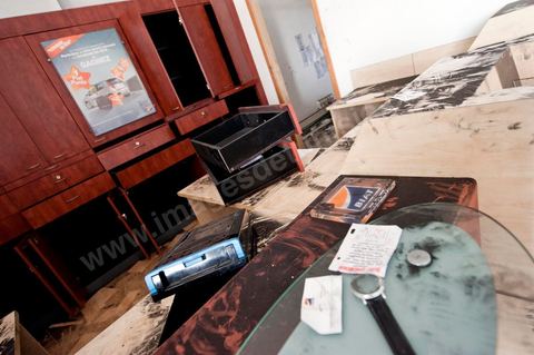8 février : Agence bancaire de la BIAT dans le centre commercial Tunis City et l'hypermarché Géant de Tunis. Après avoir été pillés, détruits et brûlés dasn la nuit du 14 janvier, le chantier de nettpyage puis de reconstruction a démarré, 10 mois detravaux et de reconstruction sont prévus avant sa réouverture.