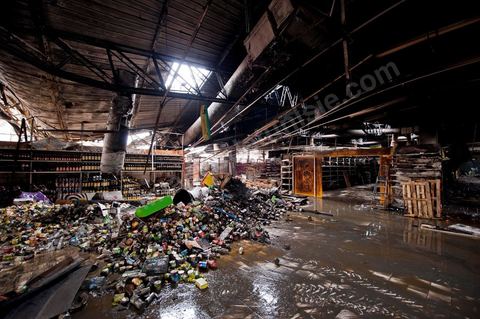 8 février : lIntérieur de l'hypermarché Génat et ses rayons, brulés en totalité et une partie de son plafond effondré. Le centre commercial Tunis City et l'hypermarché Géant de Tunis. Après avoir été pillés, détruits et brûlés dasn la nuit du 14 janvier, le chantier de nettpyage puis de reconstruction a démarré, 10 mois detravaux et de reconstruction sont prévus avant sa réouverture.