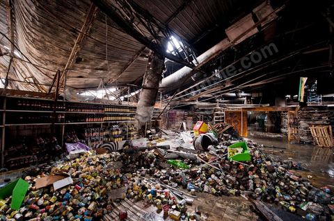 8 février : lIntérieur de l'hypermarché Génat et ses rayons, brulés en totalité et une partie de son plafond effondré. Le centre commercial Tunis City et l'hypermarché Géant de Tunis. Après avoir été pillés, détruits et brûlés dasn la nuit du 14 janvier, le chantier de nettpyage puis de reconstruction a démarré, 10 mois detravaux et de reconstruction sont prévus avant sa réouverture.
