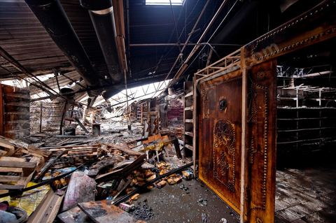 8 février : lIntérieur de l'hypermarché Génat et ses rayons, brulés en totalité et une partie de son plafond effondré. Le centre commercial Tunis City et l'hypermarché Géant de Tunis. Après avoir été pillés, détruits et brûlés dasn la nuit du 14 janvier, le chantier de nettpyage puis de reconstruction a démarré, 10 mois detravaux et de reconstruction sont prévus avant sa réouverture.