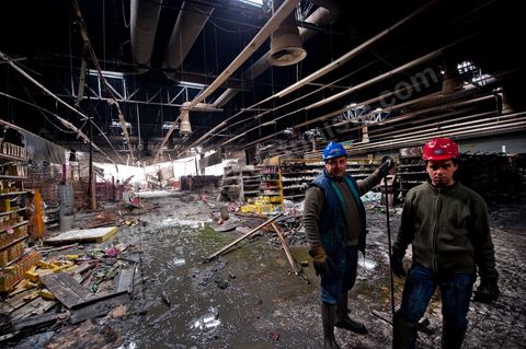 8 février : lIntérieur de l'hypermarché Génat et ses rayons, brulés en totalité et une partie de son plafond effondré. Le centre commercial Tunis City et l'hypermarché Géant de Tunis. Après avoir été pillés, détruits et brûlés dasn la nuit du 14 janvier, le chantier de nettpyage puis de reconstruction a démarré, 10 mois detravaux et de reconstruction sont prévus avant sa réouverture.