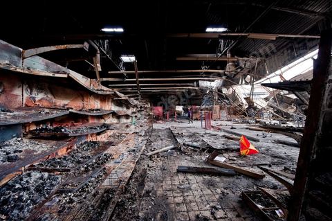 8 février : lIntérieur de l'hypermarché Génat et ses rayons, brulés en totalité et une partie de son plafond effondré. Le centre commercial Tunis City et l'hypermarché Géant de Tunis. Après avoir été pillés, détruits et brûlés dasn la nuit du 14 janvier, le chantier de nettpyage puis de reconstruction a démarré, 10 mois detravaux et de reconstruction sont prévus avant sa réouverture.