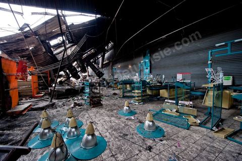 8 février : lIntérieur de l'hypermarché Génat et ses rayons, brulés en totalité et une partie de son plafond effondré. Le centre commercial Tunis City et l'hypermarché Géant de Tunis. Après avoir été pillés, détruits et brûlés dasn la nuit du 14 janvier, le chantier de nettpyage puis de reconstruction a démarré, 10 mois detravaux et de reconstruction sont prévus avant sa réouverture.