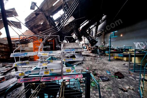 8 février : lIntérieur de l'hypermarché Génat et ses rayons, brulés en totalité et une partie de son plafond effondré. Le centre commercial Tunis City et l'hypermarché Géant de Tunis. Après avoir été pillés, détruits et brûlés dasn la nuit du 14 janvier, le chantier de nettpyage puis de reconstruction a démarré, 10 mois detravaux et de reconstruction sont prévus avant sa réouverture.