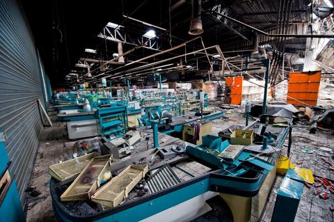 8 février : lIntérieur de l'hypermarché Génat et ses rayons, brulés en totalité et une partie de son plafond effondré. Le centre commercial Tunis City et l'hypermarché Géant de Tunis. Après avoir été pillés, détruits et brûlés dasn la nuit du 14 janvier, le chantier de nettpyage puis de reconstruction a démarré, 10 mois detravaux et de reconstruction sont prévus avant sa réouverture.