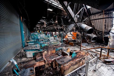 8 février : lIntérieur de l'hypermarché Génat et ses rayons, brulés en totalité et une partie de son plafond effondré. Le centre commercial Tunis City et l'hypermarché Géant de Tunis. Après avoir été pillés, détruits et brûlés dasn la nuit du 14 janvier, le chantier de nettpyage puis de reconstruction a démarré, 10 mois detravaux et de reconstruction sont prévus avant sa réouverture.