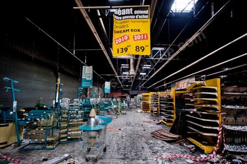 8 février : lIntérieur de l'hypermarché Génat et ses rayons, brulés en totalité et une partie de son plafond effondré. Le centre commercial Tunis City et l'hypermarché Géant de Tunis. Après avoir été pillés, détruits et brûlés dasn la nuit du 14 janvier, le chantier de nettpyage puis de reconstruction a démarré, 10 mois detravaux et de reconstruction sont prévus avant sa réouverture.