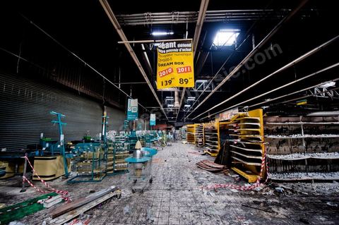 8 février : lIntérieur de l'hypermarché Génat et ses rayons, brulés en totalité et une partie de son plafond effondré. Le centre commercial Tunis City et l'hypermarché Géant de Tunis. Après avoir été pillés, détruits et brûlés dasn la nuit du 14 janvier, le chantier de nettpyage puis de reconstruction a démarré, 10 mois detravaux et de reconstruction sont prévus avant sa réouverture.