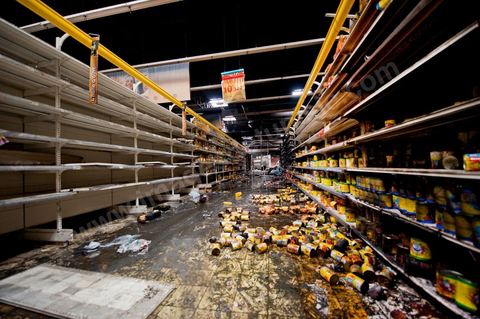 8 février : lIntérieur de l'hypermarché Génat et ses rayons, brulés en totalité et une partie de son plafond effondré. Le centre commercial Tunis City et l'hypermarché Géant de Tunis. Après avoir été pillés, détruits et brûlés dasn la nuit du 14 janvier, le chantier de nettpyage puis de reconstruction a démarré, 10 mois detravaux et de reconstruction sont prévus avant sa réouverture.