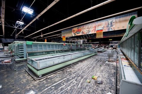 8 février : lIntérieur de l'hypermarché Génat et ses rayons, brulés en totalité et une partie de son plafond effondré. Le centre commercial Tunis City et l'hypermarché Géant de Tunis. Après avoir été pillés, détruits et brûlés dasn la nuit du 14 janvier, le chantier de nettpyage puis de reconstruction a démarré, 10 mois detravaux et de reconstruction sont prévus avant sa réouverture.