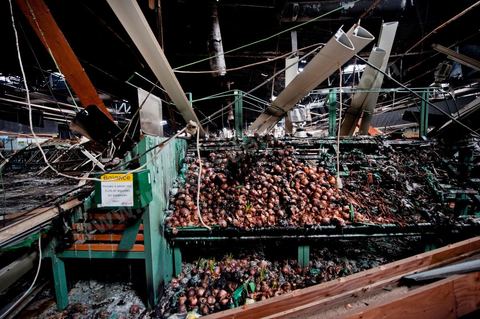 8 février : lIntérieur de l'hypermarché Génat et ses rayons, brulés en totalité et une partie de son plafond effondré. Le centre commercial Tunis City et l'hypermarché Géant de Tunis. Après avoir été pillés, détruits et brûlés dasn la nuit du 14 janvier, le chantier de nettpyage puis de reconstruction a démarré, 10 mois detravaux et de reconstruction sont prévus avant sa réouverture.