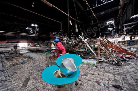 8 février : lIntérieur de l'hypermarché Génat et ses rayons, brulés en totalité et une partie de son plafond effondré. Le centre commercial Tunis City et l'hypermarché Géant de Tunis. Après avoir été pillés, détruits et brûlés dasn la nuit du 14 janvier, le chantier de nettpyage puis de reconstruction a démarré, 10 mois detravaux et de reconstruction sont prévus avant sa réouverture.