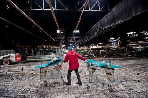 8 février : lIntérieur de l'hypermarché Génat et ses rayons, brulés en totalité et une partie de son plafond effondré. Le centre commercial Tunis City et l'hypermarché Géant de Tunis. Après avoir été pillés, détruits et brûlés dasn la nuit du 14 janvier, le chantier de nettpyage puis de reconstruction a démarré, 10 mois detravaux et de reconstruction sont prévus avant sa réouverture.