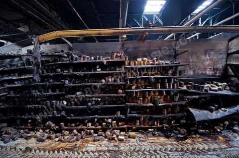 8 février : lIntérieur de l'hypermarché Génat et ses rayons, brulés en totalité et une partie de son plafond effondré. Le centre commercial Tunis City et l'hypermarché Géant de Tunis. Après avoir été pillés, détruits et brûlés dasn la nuit du 14 janvier, le chantier de nettpyage puis de reconstruction a démarré, 10 mois detravaux et de reconstruction sont prévus avant sa réouverture.
