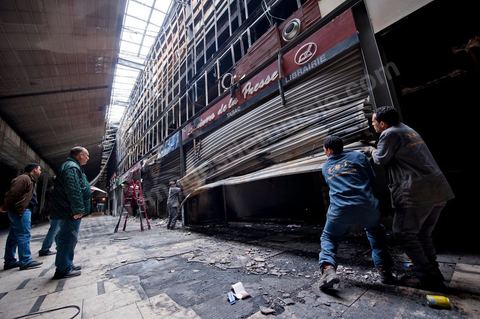 8 février : le centre commercial Tunis City et l'hypermarché Géant de Tunis. Après avoir été pillés, détruits et brûlés dasn la nuit du 14 janvier, le chantier de nettpyage puis de reconstruction a démarré, 10 mois detravaux et de reconstruction sont prévus avant sa réouverture.