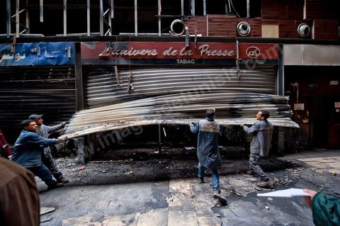8 février : le centre commercial Tunis City et l'hypermarché Géant de Tunis. Après avoir été pillés, détruits et brûlés dasn la nuit du 14 janvier, le chantier de nettpyage puis de reconstruction a démarré, 10 mois detravaux et de reconstruction sont prévus avant sa réouverture.