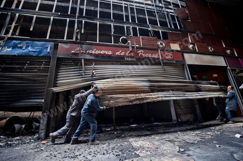 8 février : le centre commercial Tunis City et l'hypermarché Géant de Tunis. Après avoir été pillés, détruits et brûlés dasn la nuit du 14 janvier, le chantier de nettpyage puis de reconstruction a démarré, 10 mois detravaux et de reconstruction sont prévus avant sa réouverture.
