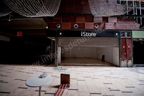 8 février : le centre commercial Tunis City et l'hypermarché Géant de Tunis. Après avoir été pillés, détruits et brûlés dasn la nuit du 14 janvier, le chantier de nettpyage puis de reconstruction a démarré, 10 mois detravaux et de reconstruction sont prévus avant sa réouverture.