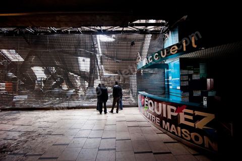 8 février : le centre commercial Tunis City et l'hypermarché Géant de Tunis. Après avoir été pillés, détruits et brûlés dasn la nuit du 14 janvier, le chantier de nettpyage puis de reconstruction a démarré, 10 mois detravaux et de reconstruction sont prévus avant sa réouverture.