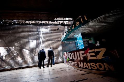 8 février : le centre commercial Tunis City et l'hypermarché Géant de Tunis. Après avoir été pillés, détruits et brûlés dasn la nuit du 14 janvier, le chantier de nettpyage puis de reconstruction a démarré, 10 mois detravaux et de reconstruction sont prévus avant sa réouverture.