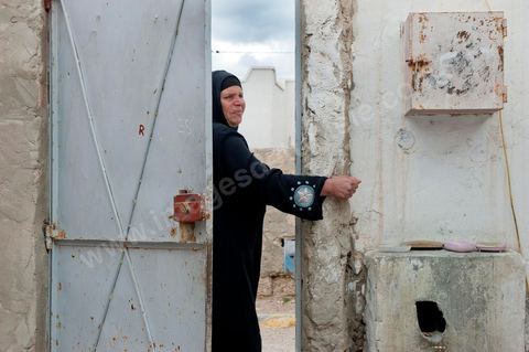 9 février : la maman à la maison de Mohamed Bouazizi le 40ème jour de sa mort. Avec sa famille proche, mère, oncle, frère et soeurs, et amis du quartier célébration du 40ème jour de la mort de Mohamed Bouazizi. Dans la culture musulmane, le 40ème jour est le jour ou l'âme du défunt quitte la terre pour rejoindre le paradis, mùais aussi le jour où les parents doivent accepter ce départ de l'etre cher, le jour où l'on décrète la fin du deuil. ce jour là les proches de la famille viennent manger à la maison de la famille du défunt.