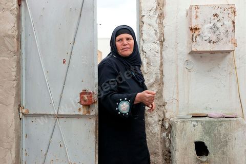 9 février : la maman à la maison de Mohamed Bouazizi le 40ème jour de sa mort. Avec sa famille proche, mère, oncle, frère et soeurs, et amis du quartier célébration du 40ème jour de la mort de Mohamed Bouazizi. Dans la culture musulmane, le 40ème jour est le jour ou l'âme du défunt quitte la terre pour rejoindre le paradis, mùais aussi le jour où les parents doivent accepter ce départ de l'etre cher, le jour où l'on décrète la fin du deuil. ce jour là les proches de la famille viennent manger à la maison de la famille du défunt.