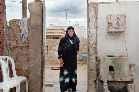 9 février : la maman à la maison de Mohamed Bouazizi le 40ème jour de sa mort. Avec sa famille proche, mère, oncle, frère et soeurs, et amis du quartier célébration du 40ème jour de la mort de Mohamed Bouazizi. Dans la culture musulmane, le 40ème jour est le jour ou l'âme du défunt quitte la terre pour rejoindre le paradis, mùais aussi le jour où les parents doivent accepter ce départ de l'etre cher, le jour où l'on décrète la fin du deuil. ce jour là les proches de la famille viennent manger à la maison de la famille du défunt.
