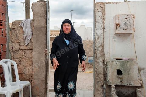 9 février : la maman à la maison de Mohamed Bouazizi le 40ème jour de sa mort. Avec sa famille proche, mère, oncle, frère et soeurs, et amis du quartier célébration du 40ème jour de la mort de Mohamed Bouazizi. Dans la culture musulmane, le 40ème jour est le jour ou l'âme du défunt quitte la terre pour rejoindre le paradis, mùais aussi le jour où les parents doivent accepter ce départ de l'etre cher, le jour où l'on décrète la fin du deuil. ce jour là les proches de la famille viennent manger à la maison de la famille du défunt.