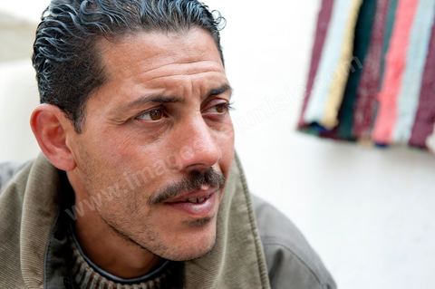 9 février : Salem, le frère de Mohamed, à la maison de Mohamed Bouazizi le 40ème jour de sa mort. Avec sa famille proche, mère, oncle, frère et soeurs, et amis du quartier célébration du 40ème jour de la mort de Mohamed Bouazizi. Dans la culture musulmane, le 40ème jour est le jour ou l'âme du défunt quitte la terre pour rejoindre le paradis, mùais aussi le jour où les parents doivent accepter ce départ de l'etre cher, le jour où l'on décrète la fin du deuil. ce jour là les proches de la famille viennent manger à la maison de la famille du défunt.