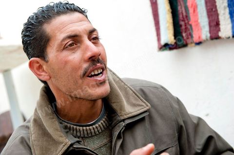 9 février : Salem, le frère de Mohamed, à la maison de Mohamed Bouazizi le 40ème jour de sa mort. Avec sa famille proche, mère, oncle, frère et soeurs, et amis du quartier célébration du 40ème jour de la mort de Mohamed Bouazizi. Dans la culture musulmane, le 40ème jour est le jour ou l'âme du défunt quitte la terre pour rejoindre le paradis, mùais aussi le jour où les parents doivent accepter ce départ de l'etre cher, le jour où l'on décrète la fin du deuil. ce jour là les proches de la famille viennent manger à la maison de la famille du défunt.