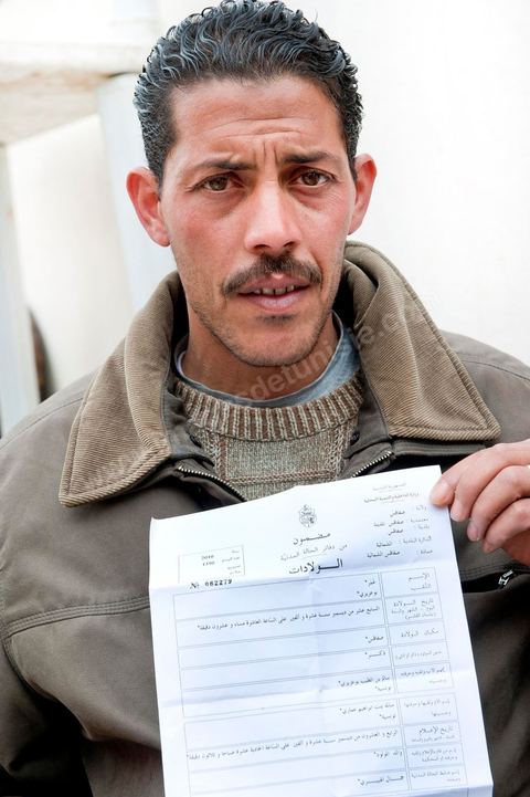 9 février : Salem, le frère de Mohamed, nous présente ici l'acte de naissance de son fils Omar né le 17 décembre 2010 soit le jour l'immolation de Mohamed Bouazizi. A la maison de Mohamed Bouazizi le 40ème jour de sa mort. Avec sa famille proche, mère, oncle, frère et soeurs, et amis du quartier célébration du 40ème jour de la mort de Mohamed Bouazizi. Dans la culture musulmane, le 40ème jour est le jour ou l'âme du défunt quitte la terre pour rejoindre le paradis, mùais aussi le jour où les parents doivent accepter ce départ de l'etre cher, le jour où l'on décrète la fin du deuil. ce jour là les proches de la famille viennent manger à la maison de la famille du défunt.