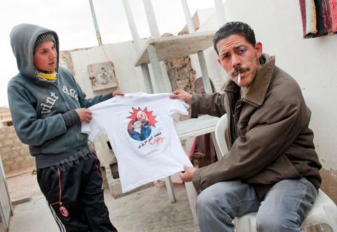 9 février : Salem et son fils Karim à la maison de Mohamed Bouazizi le 40ème jour de sa mort. Avec sa famille proche, mère, oncle, frère et soeurs, et amis du quartier célébration du 40ème jour de la mort de Mohamed Bouazizi. Dans la culture musulmane, le 40ème jour est le jour ou l'âme du défunt quitte la terre pour rejoindre le paradis, mùais aussi le jour où les parents doivent accepter ce départ de l'etre cher, le jour où l'on décrète la fin du deuil. ce jour là les proches de la famille viennent manger à la maison de la famille du défunt.
