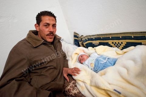 9 février : Salem, le frère de Mohamed, avec son fils Omar né le 17 décembre 2010 soit le jour l'immolation de Mohamed Bouazizi. A la maison de Mohamed Bouazizi le 40ème jour de sa mort. Avec sa famille proche, mère, oncle, frère et soeurs, et amis du quartier célébration du 40ème jour de la mort de Mohamed Bouazizi. Dans la culture musulmane, le 40ème jour est le jour ou l'âme du défunt quitte la terre pour rejoindre le paradis, mùais aussi le jour où les parents doivent accepter ce départ de l'etre cher, le jour où l'on décrète la fin du deuil. ce jour là les proches de la famille viennent manger à la maison de la famille du défunt.