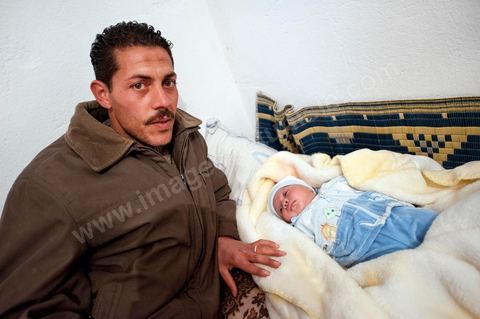 9 février : Salem, le frère de Mohamed, avec son fils Omar né le 17 décembre 2010 soit le jour l'immolation de Mohamed Bouazizi. A la maison de Mohamed Bouazizi le 40ème jour de sa mort. Avec sa famille proche, mère, oncle, frère et soeurs, et amis du quartier célébration du 40ème jour de la mort de Mohamed Bouazizi. Dans la culture musulmane, le 40ème jour est le jour ou l'âme du défunt quitte la terre pour rejoindre le paradis, mùais aussi le jour où les parents doivent accepter ce départ de l'etre cher, le jour où l'on décrète la fin du deuil. ce jour là les proches de la famille viennent manger à la maison de la famille du défunt.