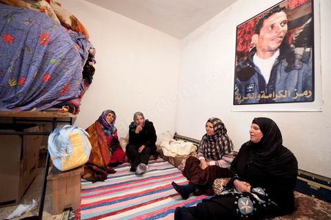 9 février : dans la chambre, les femmes de la famille entourent le nouveau né Omar le fils de Salem, le frère de Mohamed. Omar est né le 17 décembre 2010 soit le jour de l'immolation de Mohamed Bouazizi. A la maison de Mohamed Bouazizi le 40ème jour de sa mort. Avec sa famille proche, mère, oncle, frère et soeurs, et amis du quartier célébration du 40ème jour de la mort de Mohamed Bouazizi. Dans la culture musulmane, le 40ème jour est le jour ou l'âme du défunt quitte la terre pour rejoindre le paradis, mùais aussi le jour où les parents doivent accepter ce départ de l'etre cher, le jour où l'on décrète la fin du deuil. ce jour là les proches de la famille viennent manger à la maison de la famille du défunt.