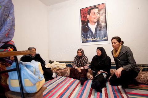 9 février : dans la chambre, les femmes de la famille entourent le nouveau né Omar le fils de Salem, le frère de Mohamed. Omar est né le 17 décembre 2010 soit le jour de l'immolation de Mohamed Bouazizi. A la maison de Mohamed Bouazizi le 40ème jour de sa mort. Avec sa famille proche, mère, oncle, frère et soeurs, et amis du quartier célébration du 40ème jour de la mort de Mohamed Bouazizi. Dans la culture musulmane, le 40ème jour est le jour ou l'âme du défunt quitte la terre pour rejoindre le paradis, mùais aussi le jour où les parents doivent accepter ce départ de l'etre cher, le jour où l'on décrète la fin du deuil. ce jour là les proches de la famille viennent manger à la maison de la famille du défunt.