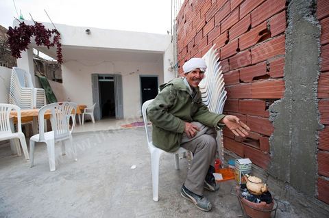 9 février : Ahmed, l'oncle de Mohamed, prépare dans la cour le thé pour les invités dans la maison de Mohamed Bouazizi le 40ème jour de sa mort. Avec sa famille proche, mère, oncle, frère et soeurs, et amis du quartier célébration du 40ème jour de la mort de Mohamed Bouazizi. Dans la culture musulmane, le 40ème jour est le jour ou l'âme du défunt quitte la terre pour rejoindre le paradis, mùais aussi le jour où les parents doivent accepter ce départ de l'etre cher, le jour où l'on décrète la fin du deuil. ce jour là les proches de la famille viennent manger à la maison de la famille du défunt.