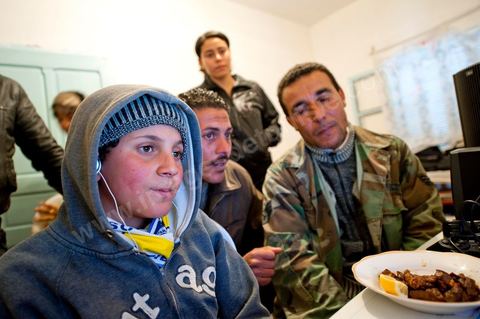 9 février : Frère, soeurs, neveu et amis regardent sur internet les vidéos en hommage à Mohamed Bouaziz. Dans la maison de Mohamed Bouazizi le 40ème jour de sa mort. Avec sa famille proche, mère, oncle, frère et soeurs, et amis du quartier célébration du 40ème jour de la mort de Mohamed Bouazizi. Dans la culture musulmane, le 40ème jour est le jour ou l'âme du défunt quitte la terre pour rejoindre le paradis, mùais aussi le jour où les parents doivent accepter ce départ de l'etre cher, le jour où l'on décrète la fin du deuil. ce jour là les proches de la famille viennent manger à la maison de la famille du défunt.