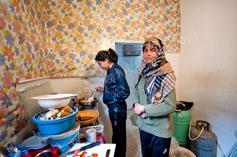 9 février : les soeurs de Mohamed préparent dasn la cuisine le repas pour les invités dans la maison de Mohamed Bouazizi le 40ème jour de sa mort. Avec sa famille proche, mère, oncle, frère et soeurs, et amis du quartier célébration du 40ème jour de la mort de Mohamed Bouazizi. Dans la culture musulmane, le 40ème jour est le jour ou l'âme du défunt quitte la terre pour rejoindre le paradis, mùais aussi le jour où les parents doivent accepter ce départ de l'etre cher, le jour où l'on décrète la fin du deuil. ce jour là les proches de la famille viennent manger à la maison de la famille du défunt.