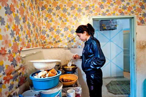 9 février : les soeurs de Mohamed préparent dasn la cuisine le repas pour les invités dans la maison de Mohamed Bouazizi le 40ème jour de sa mort. Avec sa famille proche, mère, oncle, frère et soeurs, et amis du quartier célébration du 40ème jour de la mort de Mohamed Bouazizi. Dans la culture musulmane, le 40ème jour est le jour ou l'âme du défunt quitte la terre pour rejoindre le paradis, mùais aussi le jour où les parents doivent accepter ce départ de l'etre cher, le jour où l'on décrète la fin du deuil. ce jour là les proches de la famille viennent manger à la maison de la famille du défunt.